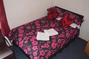 ブラックプールにあるFranklin Hotelのベッドルーム1室(ピンクの花が咲くベッド1台付)