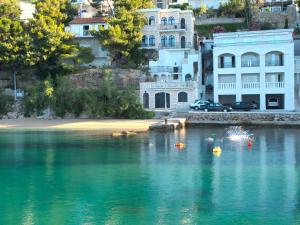 einem Wasserkörper mit Gebäuden im Hintergrund in der Unterkunft Apartments Casa Sul Mare in Pisak