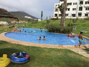 Bazén v ubytování Lilac Gardens Resort nebo v jeho okolí