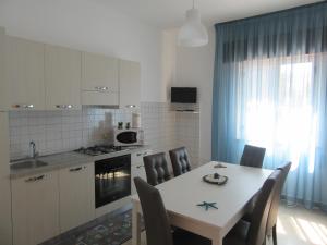 Kuchyň nebo kuchyňský kout v ubytování Casa Vacanza Tra Cielo e Mare