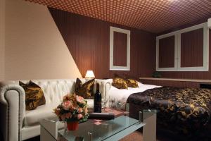 銚子市にあるレステイ 銚子ラグナ（大人専用）のベッド、ソファ、テーブルが備わるホテルルームです。