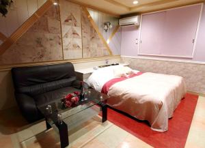 Schlafzimmer mit einem Bett, einem Schreibtisch und einem Stuhl in der Unterkunft Restay Choshi Aine (Adult Only) in Choshi