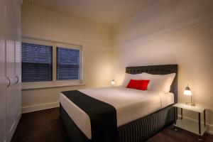 Postel nebo postele na pokoji v ubytování Como Court Budget Accommodation