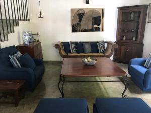 salon z niebieskimi krzesłami i stołem w obiekcie Villa by the Lake Bolgoda, Moratuwa-Colombo w mieście Moratuwa