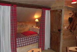 a bedroom with a bed in a log cabin at Gîte "Le Refuge" Dans un Domaine de 7ha Au Calme in Vimoutiers
