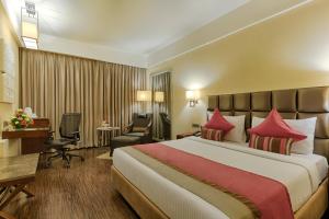 Llit o llits en una habitació de Quality Hotel D V Manor