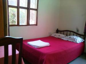 سرير أو أسرّة في غرفة في Retreat Guesthouse Kitende