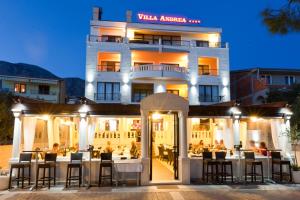 Reštaurácia alebo iné gastronomické zariadenie v ubytovaní Villa Andrea