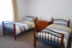 Kingston Comfy Apartment tesisinde bir odada yatak veya yataklar