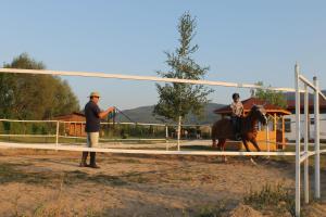een man en een vrouw rijden op een paard achter een hek bij Apartment 17 in Velingrad