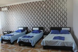 Llit o llits en una habitació de Hotel Kvariati Nugo