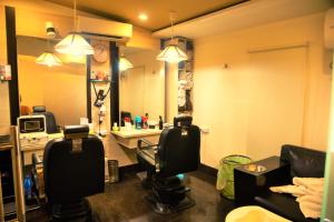 einen Friseursalon mit 2 Stühlen und einem Spiegel in der Unterkunft Hotel Sepal in Bathinda