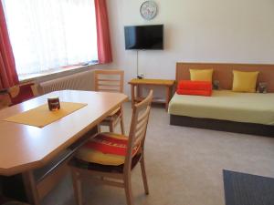 A television and/or entertainment centre at Neuner Charlotte Preise inclusive Sommercard
