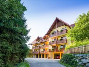 ein Gebäude mit Balkonen an der Straßenseite in der Unterkunft Gasthof Hotel Schmied in Arnfels