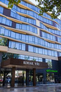 un edificio con un cartel que dice kotak van en Aidana Plaza Hotel en Shymkent