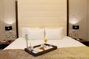 Ένα ή περισσότερα κρεβάτια σε δωμάτιο στο Grand Hotel Yerevan - Small Luxury Hotels of the World