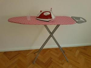 a pink table with a hat on top of it at Stan na dan in Banja Luka