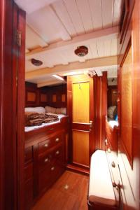 穠莎的住宿－羅納船屋，一间小房间,配有两张床和厨房