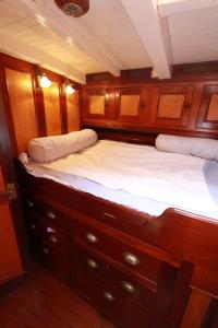 duże łóżko w środku łodzi w obiekcie Rona w mieście Nongsa