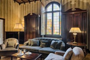 a living room with a blue couch and chairs at Grand Hotel Baglioni in Florence