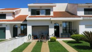 una casa con bicicletas estacionadas fuera de ella en Casa Praia e Ria en Torreira