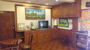 a dining room with a tv and a table at Chantana House Ayutthaya in Phra Nakhon Si Ayutthaya