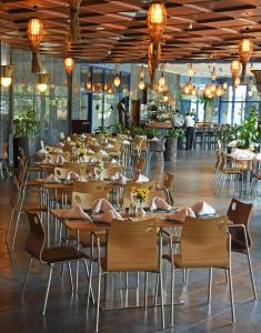 Imperial Resort Beach Hotel tesisinde bir restoran veya yemek mekanı