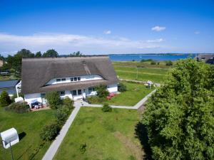 an aerial view of a house with a large yard at Boddenhus Apartment in Gager