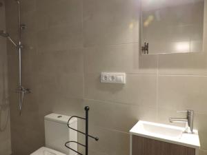 un baño con inodoro y lavabo en Apartamento Barbancho, en Casar de Cáceres 37 fotos más