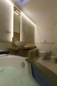 A bathroom at Evans House II