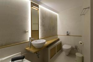 A bathroom at Evans House II