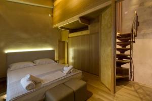 A bed or beds in a room at Evans House II