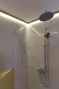 A bathroom at Evans House II