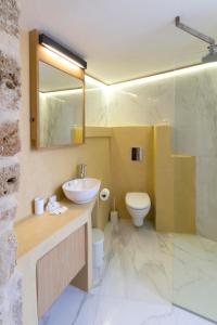 A bathroom at Evans House II