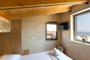 A bed or beds in a room at Evans House II
