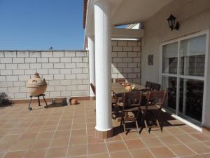 una casa con patio con mesa y sillas en Apartamento Barbancho, en Casar de Cáceres
