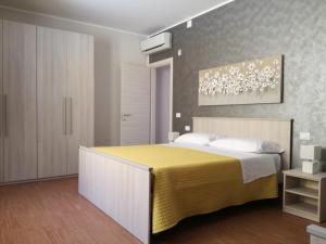 1 dormitorio con 1 cama grande con manta amarilla en La casa di Bice, en Cassibile
