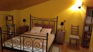 Las Colladas的住宿－Casa Montenegro，一间卧室设有一张床和一个书架