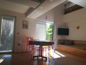 salon ze stołem, krzesłami i kanapą w obiekcie Villa Bianca Karin w mieście Gornji Karin
