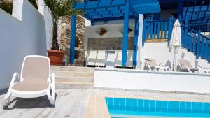 een witte stoel naast een zwembad bij Villa White Lagoon in Topola