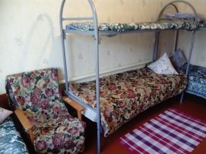 Двухъярусная кровать или двухъярусные кровати в номере Гостевой дом Костомарово