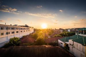 una vista de una ciudad con la puesta de sol en el fondo en Kuta Reef Apartments, en Kuta