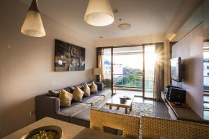 una sala de estar con un sofá y una mesa en Kuta Reef Apartments, en Kuta