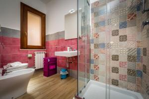 uma casa de banho com um lavatório, um WC e um chuveiro em Antico Canale em Castellammare del Golfo