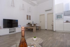 Televízia a/alebo spoločenská miestnosť v ubytovaní Villa Anastasia