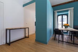 un comedor con una pared azul y una mesa en Florella Antibes Apartment, en Cannes