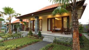 eine Villa mit einer Pension in einem Resort in der Unterkunft Darra Ria Villa Ubud in Ubud