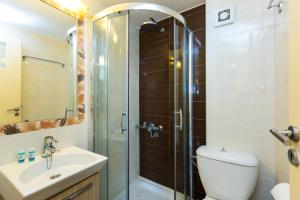 Koupelna v ubytování Poseidon Hotel + 37 fotografií