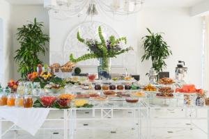 ein Buffet mit Speisen auf einem Tisch in der Unterkunft Hotel Il Negresco in Forte dei Marmi