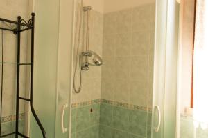 シルミオーネにあるSarno Apartments Via Tintorettoのバスルーム(シャワー、シャワーヘッド付)